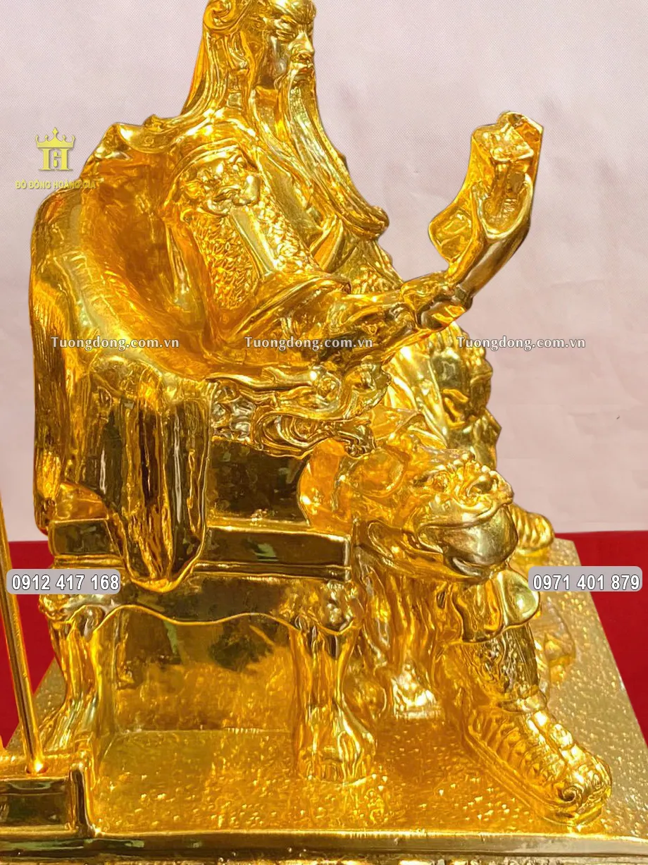 Từng họa tiết hoa văn được chạm khắc sắc nét